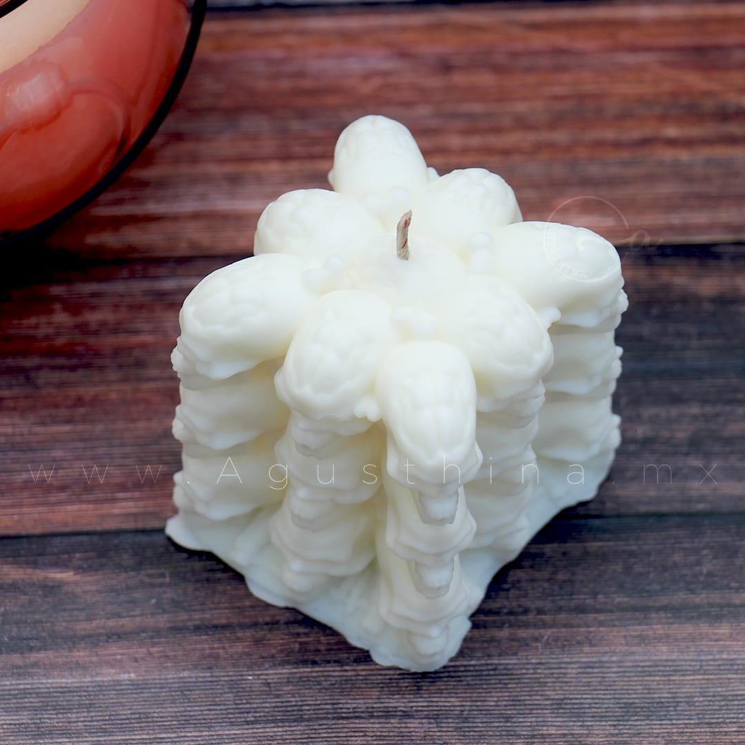 vela de soya bubble en forma de craneos color blanca