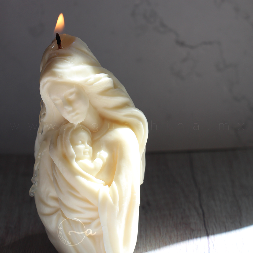 vela de soya en forma de virgen maria con jesus