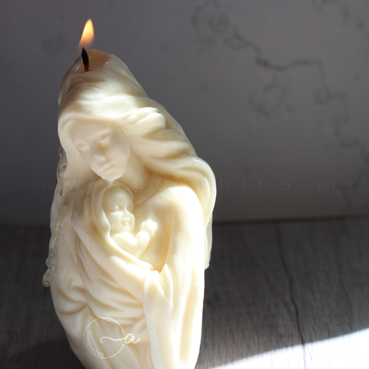 vela de soya en forma de virgen maria con jesus