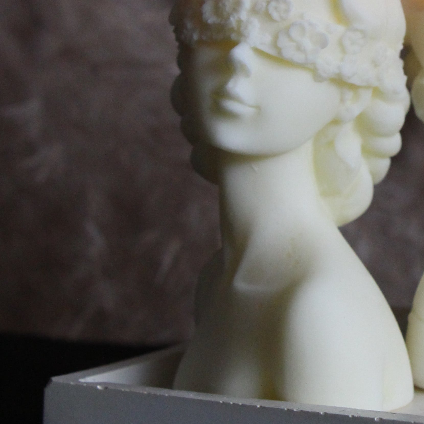 vela soya forma de rostro de mujer con ojos tapados