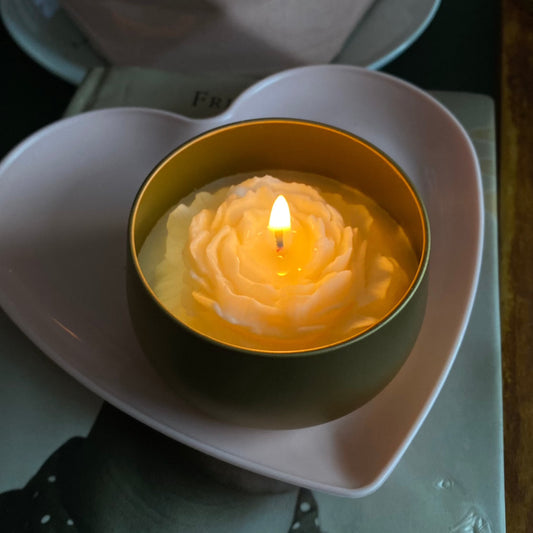 Lata con Peonia