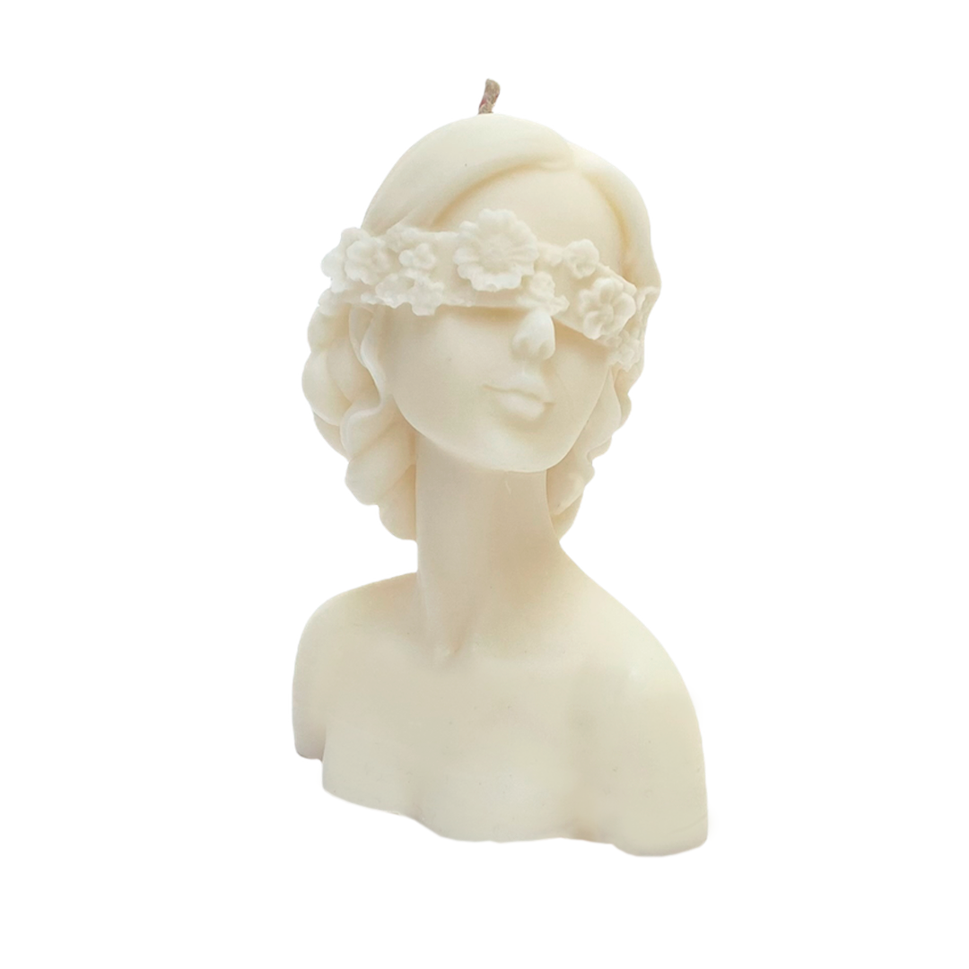 vela de soya en forma de rostro de mujer con ojos tapados