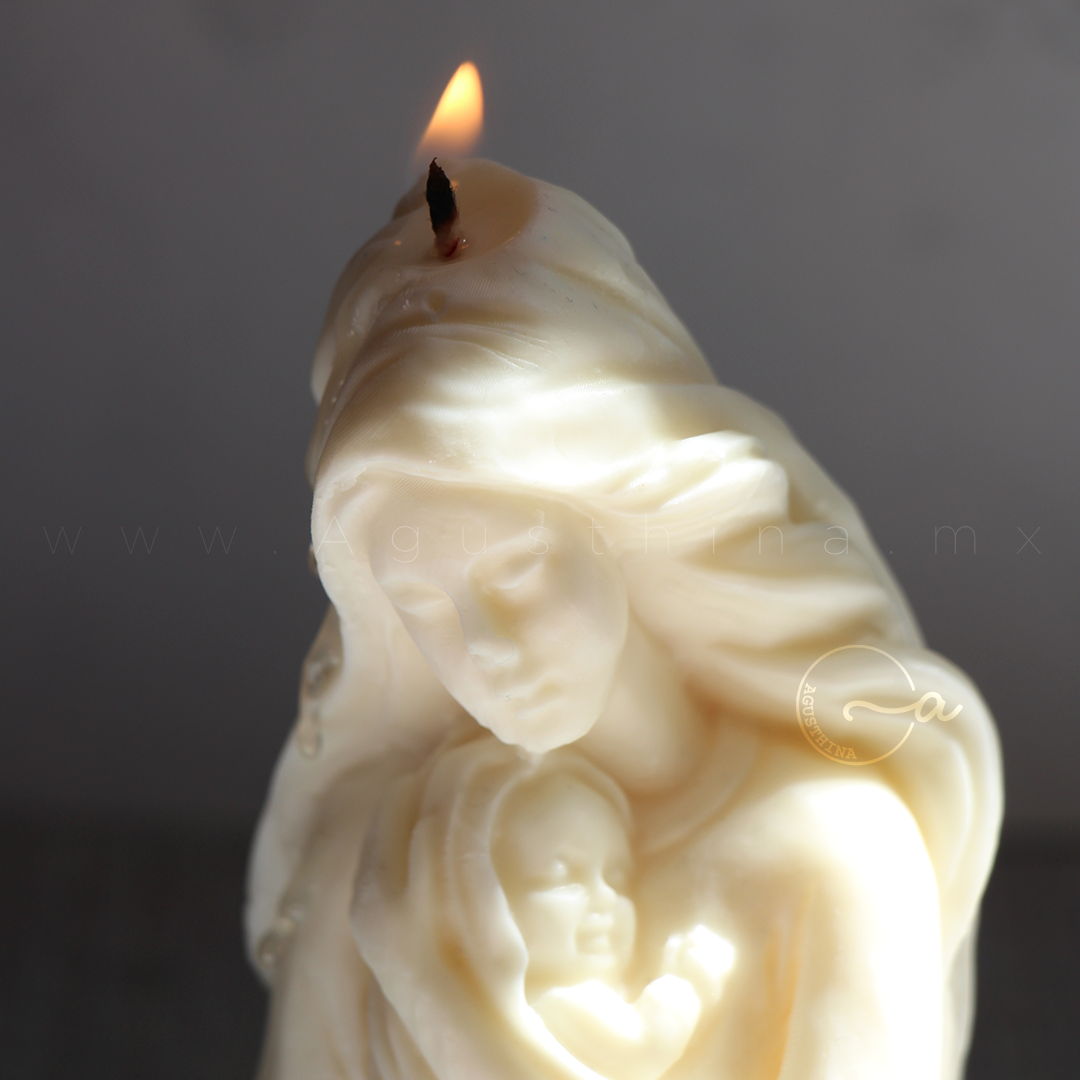 vela de soya en forma de virgen maria con jesus
