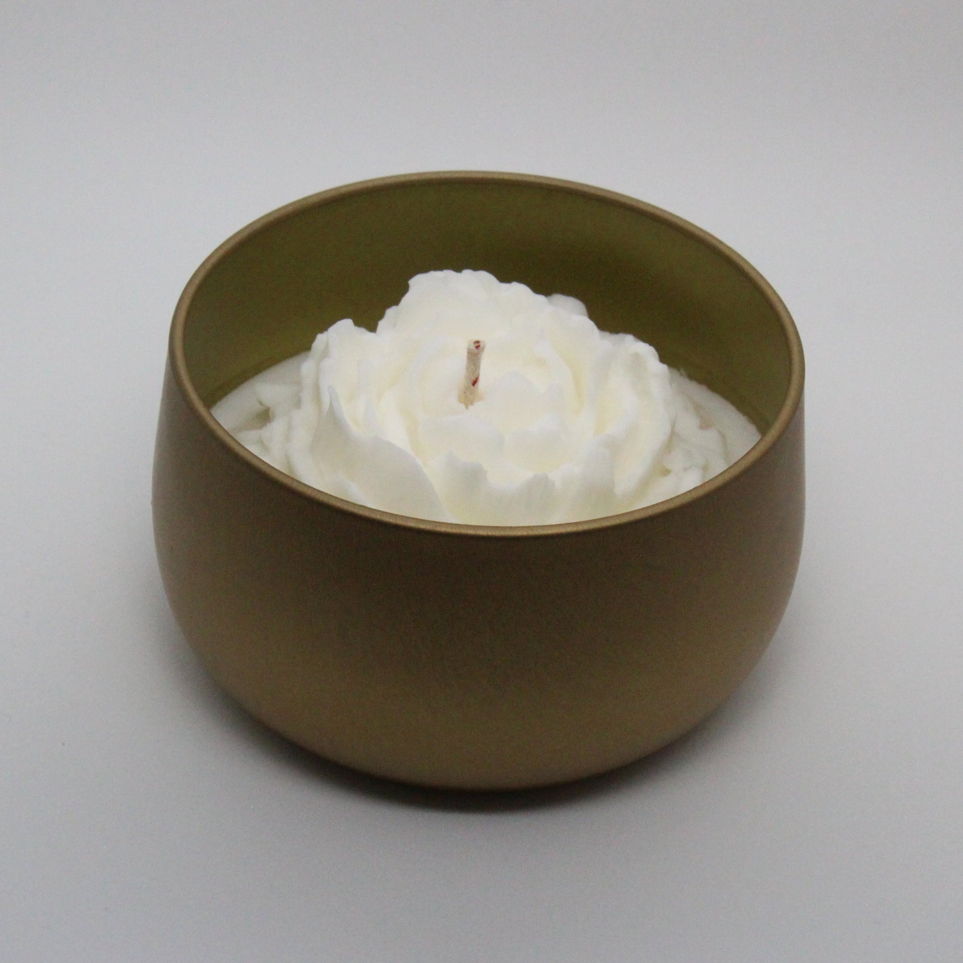 vela soya en lata con peonia dentro