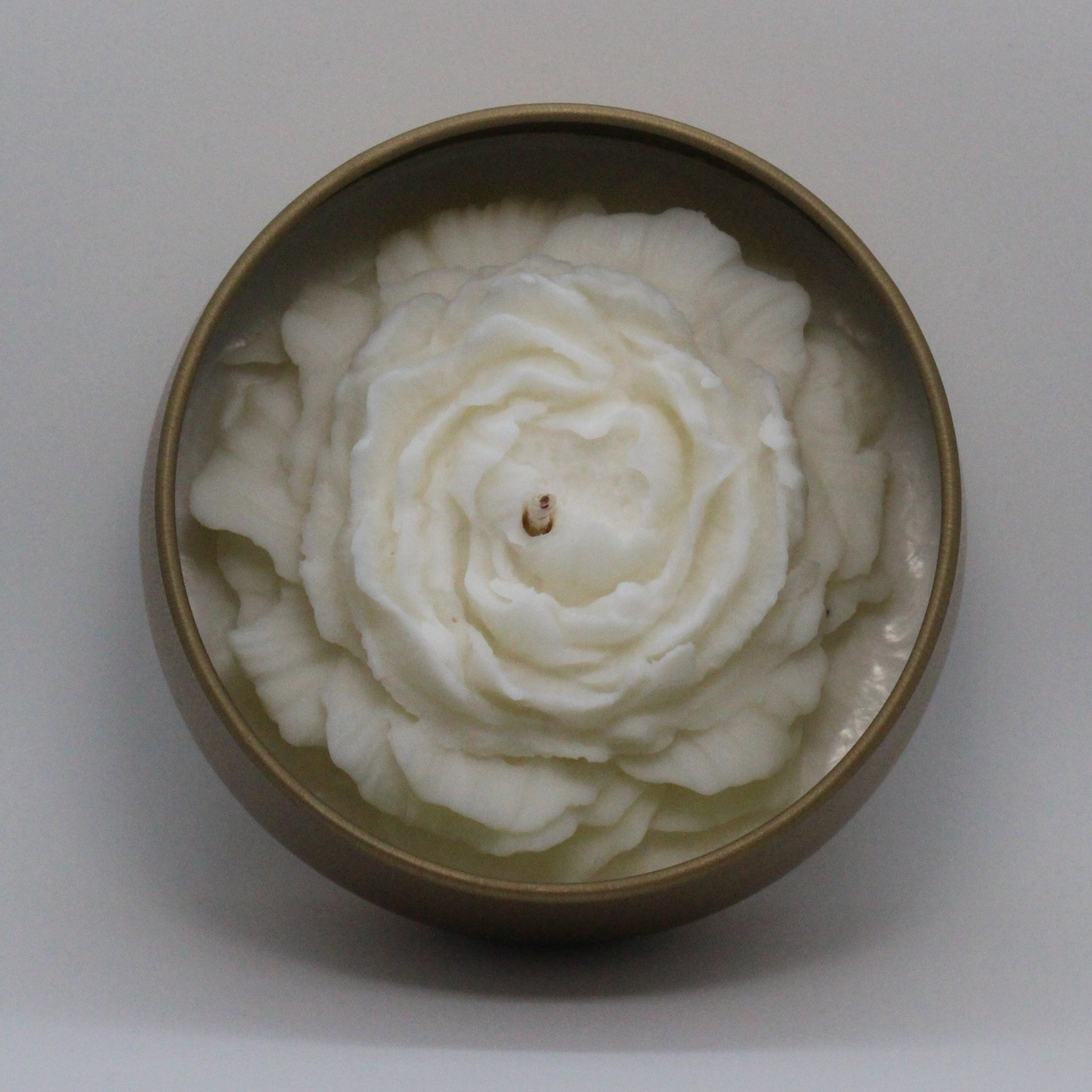 vela soya lata con peonia dentro