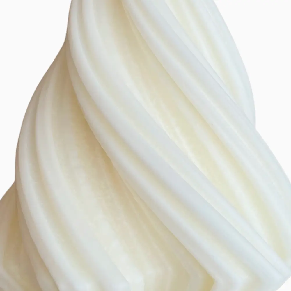 vela de soya navideña en forma de pino geometrico